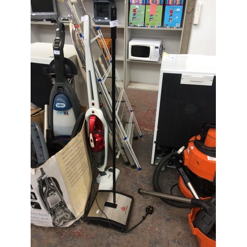 141 - TWO ITEMS TO INCLUDE A BISSELL MANUAL FLOOR SWEEPER AND A POWER LIGHTWEIGHT 2 IN 1 VACUUM CLEANER