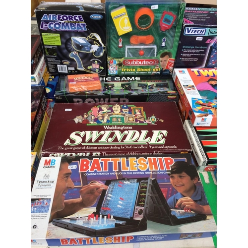 252 - A LARGE COLLECTION OF BOARD GAMES TO INCLUDE STAR WARS EPISODE 1 MONOPOLY, CLUEDO, BATTLESHIP, TWIST... 