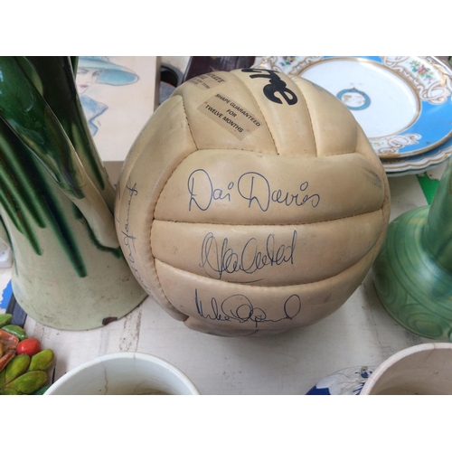 258 - A COLLECTION OF MIXED ITEMS TO INCLUDE VINTAGE CERAMICS, VINTAGE SIGNED FOOTBALL ETC