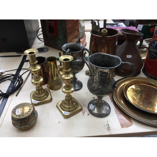 272 - A COLLECTION OF METALWARE TO INCLUDE BRASS CANDLESTICKS, PEWTER TROPHIES, VINTAGE SWEET TIN ETC