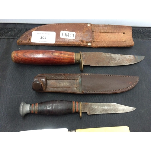 304 - A COLLECTION OF MIXED ITEMS TO INCLUDE A VINTAGE BOY SCOUTS KNIFE IN LEATHER SHEATH, STERLING SILVER... 