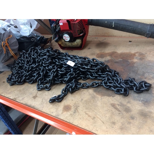 43 - A LARGE LENGTH OF HEAVY DUTY BLACK METAL CHAIN