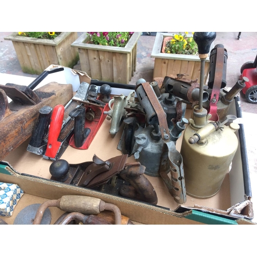 92 - TWO MIXED BOXES CONTAINING VINTAGE BLOW LAMPS, BAILEY WOOD PLANE, WOODEN BLOCK PLANE, DRILL BRACES E... 