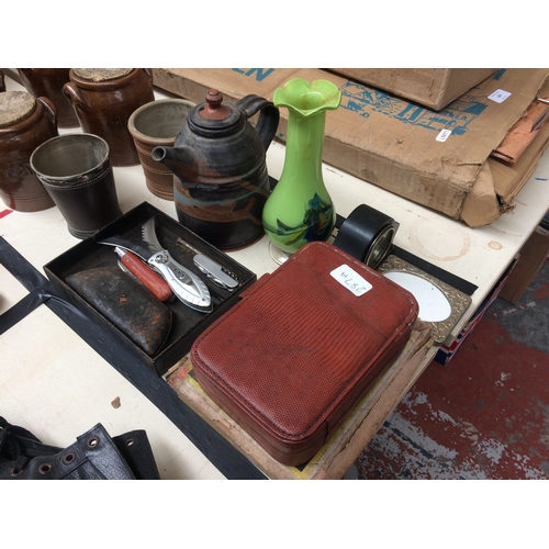 287A - A COLLECTION OF MIXED ITEMS TO INCLUDE STONEWARE POTS, VINTAGE BUILDING BLOCKS, KNIVES, VINTAGE VANI... 