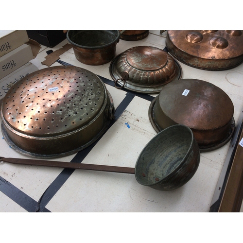 253D - A COLLECTION OF METALWARE TO INCLUDE A BRASS FIRE FENDER MEASURING 50 X 13