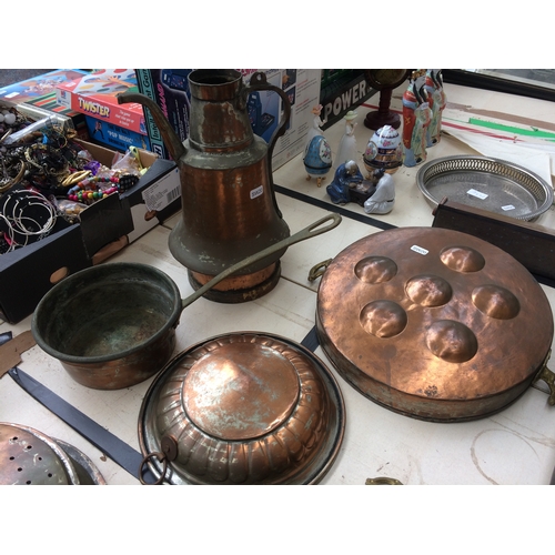 253D - A COLLECTION OF METALWARE TO INCLUDE A BRASS FIRE FENDER MEASURING 50 X 13