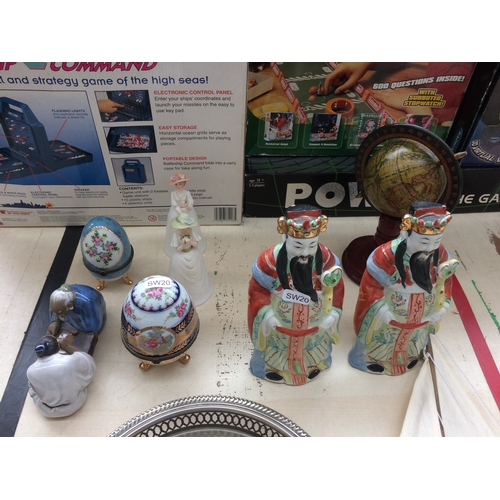 253E - A COLLECTION OF MIXED ITEMS TO INCLUDE TWO POND YACHTS, THREE ORIENTAL FIGURINES, TWO CERAMIC LADY F... 