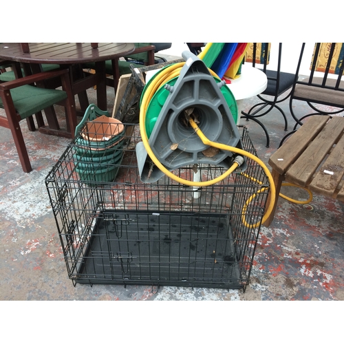 22 - A MIXED LOT TO INCLUDE BLACK PLASTIC CIRCULAR GARDEN TABLE WITH PARASOL, FOLDING METAL DOG CAGE WITH... 