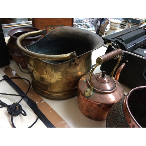 269 - A MIXED LOT OF METALWARE TO INCLUDE COPPER KETTLE, BRASS COAL SCUTTLE, VINTAGE WOODEN GAME ETC.