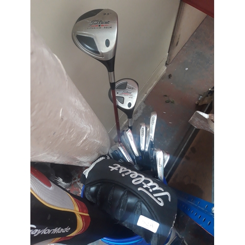 52A - A MIZUNO GOLF BAG WITH MIZUNO TP9 IRONS