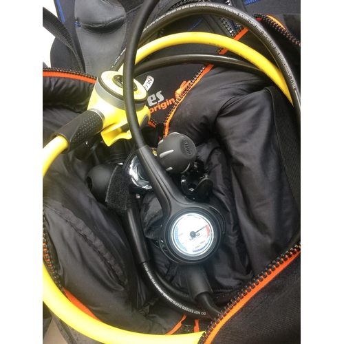 123 - SELECTION OF GOOD QUALITY MARES DIVING EQUIPMENT: SIZE 6 WETSUIT, AVANTIX 3 FLIPPERS, CASED M1 DEPTH... 