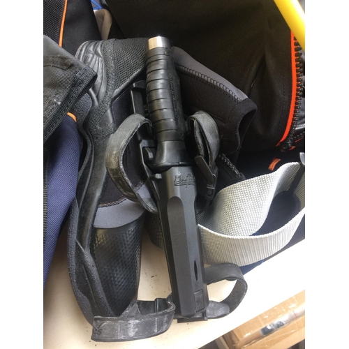 123 - SELECTION OF GOOD QUALITY MARES DIVING EQUIPMENT: SIZE 6 WETSUIT, AVANTIX 3 FLIPPERS, CASED M1 DEPTH... 