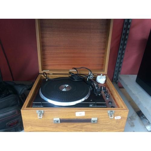 224 - VINTAGE BAYLISS PORTABLE RECORD PLAYER (W/O)