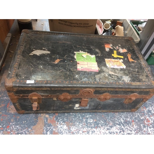 352 - MID 20th CENTURY TRAVELLING TRUNK