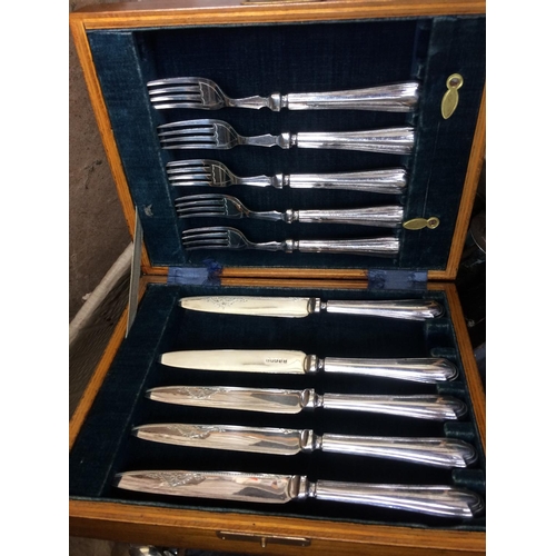 370 - BOX CONTAINING LARGE QUANTITY OF VINTAGE CUTLERY, JAPANESE BOX, COFFEE GRINDER, ETC.