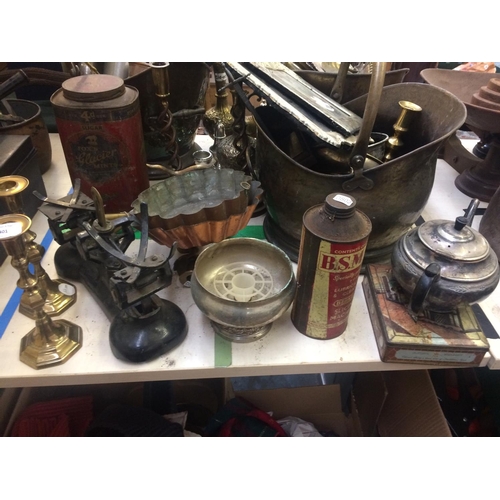 401 - LARGE QUANTITY OF MIXED METALWARE TO INCLUDE: COPPER COAL SCUTTLE, BRASS COAL SCUTTLE, VINTAGE TINS,... 