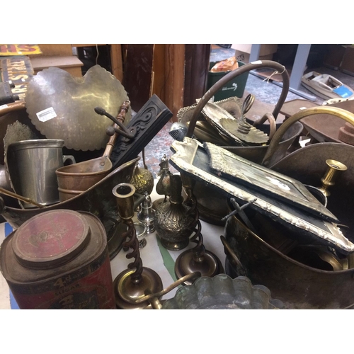 401 - LARGE QUANTITY OF MIXED METALWARE TO INCLUDE: COPPER COAL SCUTTLE, BRASS COAL SCUTTLE, VINTAGE TINS,... 