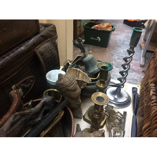 406 - QUANTITY OF MIXED METAL AND TREEN WARE TO INCLUDE: COPPER PLANTER, PEWTER BOWL, BRASS CANDLESTICKS, ... 