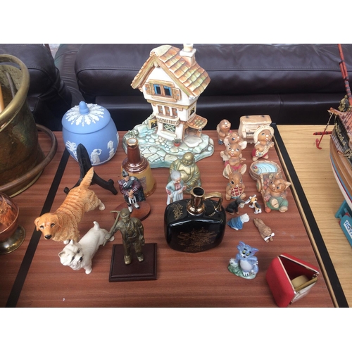 445 - A COLLECTION OF MIXED ITEMS TO INCLUDE A PENDELFIN HOUSE AND EIGHT FIGURES, EMBOSSED BRASS SLIPPER B... 