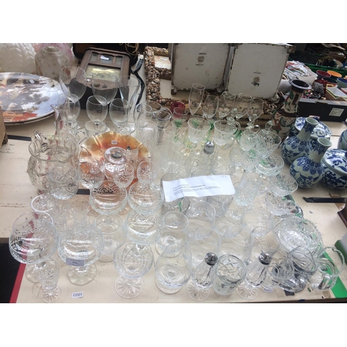 471 - LARGE COLLECTION OF MIXED GLASSWARE TO INCLUDE: CHAMPAGNE FLUTES, WINE GLASSES, CARNIVAL GLASS BOWLS... 