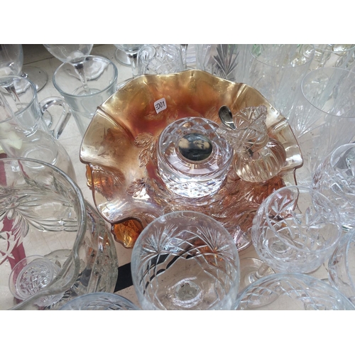 471 - LARGE COLLECTION OF MIXED GLASSWARE TO INCLUDE: CHAMPAGNE FLUTES, WINE GLASSES, CARNIVAL GLASS BOWLS... 