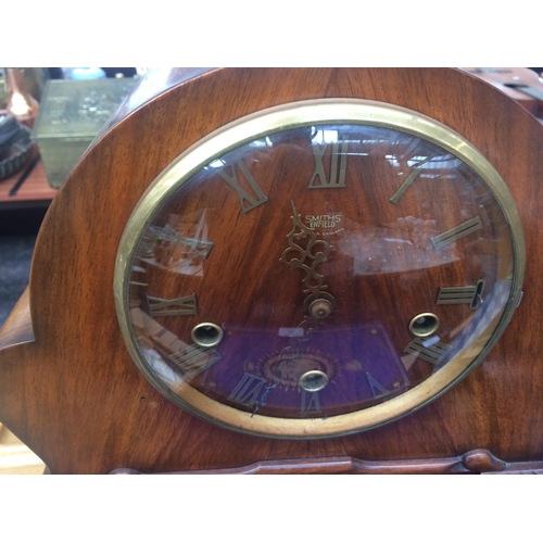 473 - SEVEN ITEMS: 1930's MAHOGANY CASED SMITH ENFIELD WESTMINSTER CHIME MANTLE CLOCK WITH PENDULUM, MINIA... 