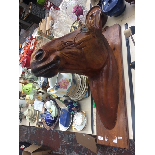 479 - UNUSUAL LARGE PLASTIC HORSE HEAD ON OAK BACK