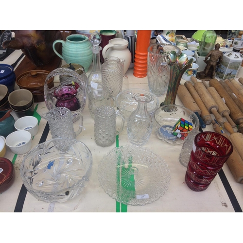 494 - 19 PIECES OF MIXED GLASSWARE TO INCLUDE: FRUIT BOWL, DECANTER, CUT GLASS JUGS, CARNIVAL GLASS VASE, ... 