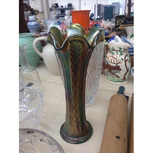 494 - 19 PIECES OF MIXED GLASSWARE TO INCLUDE: FRUIT BOWL, DECANTER, CUT GLASS JUGS, CARNIVAL GLASS VASE, ... 