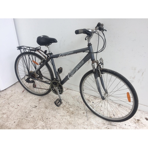 5 - A GREY MALVERN BAYSIDE GENTS TOURING BIKE WITH FRONT SUSPENSION, QUICK RELEASE WHEELS, REAR CARRIER,... 