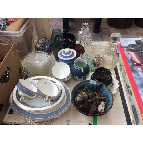 503 - COLLECTION OF MIXED CHINA AND GLASSWARE TO INCLUDE: 14 PIECES OF ROYAL DOULTON ST. PAULS TABLEWARE, ... 