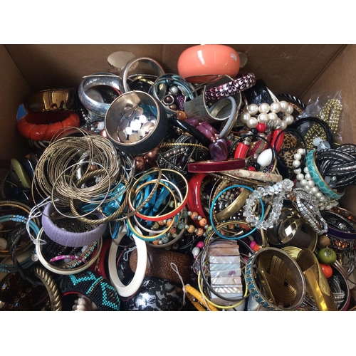 505 - BOX CONTAINING LARGE QUANTITY OF MIXED COSTUME JEWELLERY