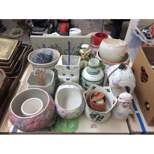 506 - COLLECTION OF MIXED CHINA TO INCLUDE: PLANTERS, WALL PLAQUE, CANDLE HOLDER, ETC.