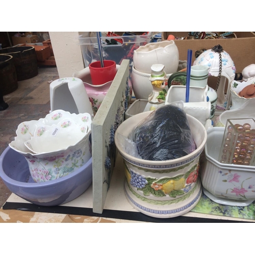 506 - COLLECTION OF MIXED CHINA TO INCLUDE: PLANTERS, WALL PLAQUE, CANDLE HOLDER, ETC.