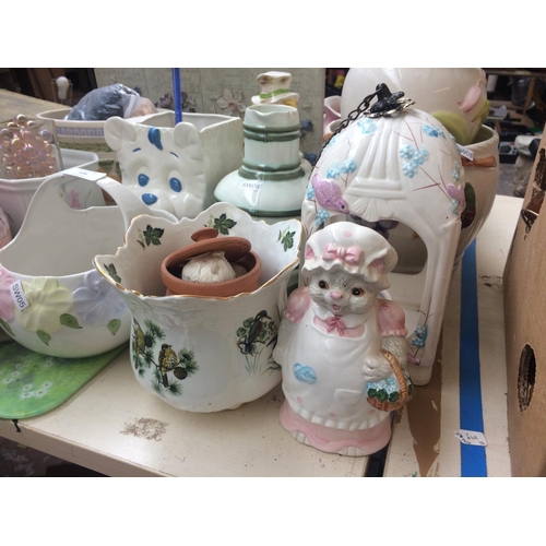 506 - COLLECTION OF MIXED CHINA TO INCLUDE: PLANTERS, WALL PLAQUE, CANDLE HOLDER, ETC.