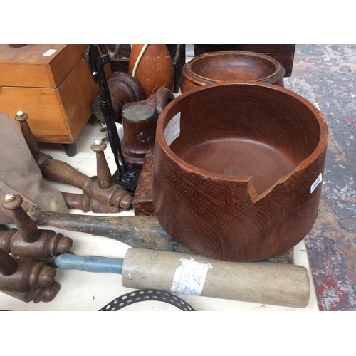 534 - LARGE COLLECTION OF TREEN WARE TO INCLUDE FRUIT BOWL, BAGATELLE BOARD, JEWELLERY BOXES, GALLERIED TR... 