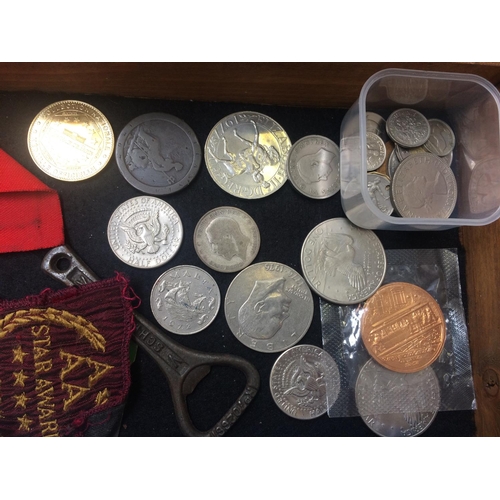 537 - OAK TABLE TOP COLLECTORS CASE CONTAINING MIXED ITEMS TO INCLUDE: COINS, BOOKS, CIGARETTE CARDS, CLOT... 