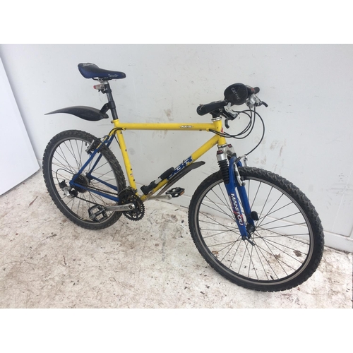 8 - A YELLOW AND BLUE DIAMOND BACK AXIS GENTS MOUNTAIN BIKE WITH FRONT SUSPENSION, QUICK RELEASE WHEELS ... 