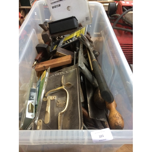 101 - A BOX CONTAINING NEW CHAMPION 210MM CIRCULAR SAW BLADE, BRASS AND WOOD TENON SAW, WOODEN SET SQUARES... 