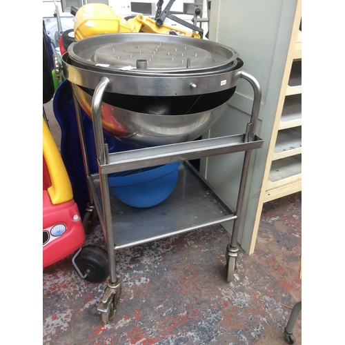 11 - A GOOD QUALITY STAINLESS STEEL CIRCULAR PROFESSIONAL CATERING CARVERY TROLLEY WITH DOMED LID