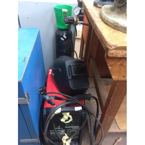 111 - A RED SEALEY SUPERMIG 150 ELECTRIC MIG WELDER WITH GAS BOTTLE, REGULATOR AND WELDING MASK (W/O)