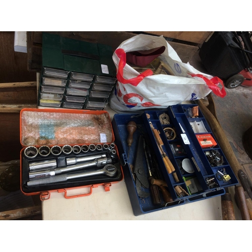 143 - FOUR ITEMS TO INCLUDE A PLASTIC TOOL BOX CONTAINING SCREWDRIVERS, FILES, ADJUSTABLE SPANNER, CASED D... 