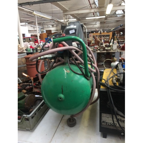 146 - A GREEN AIRMATE HURRICANE 24550 AIR COMPRESSOR