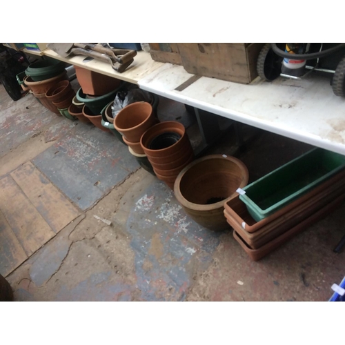 155 - A LARGE QUANTITY OF SQUARE AND RECTANGULAR PLASTIC TERRACOTTA AND GLAZED POTS AND PLANTERS