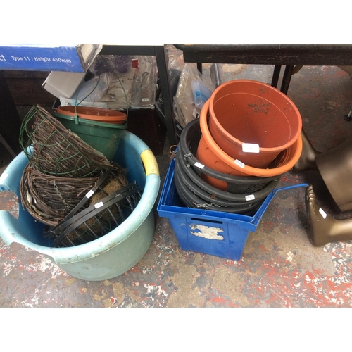 157 - A LARGE QUANTITY OF PLASTIC GARDEN PLANTERS WITH METAL AND WICKER HANGING BASKETS