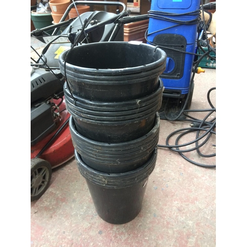 175 - NINETEEN CIRCULAR BLACK PLASTIC PLANT POTS