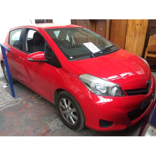 18 - A RED 2013 TOYOTA YARIS 5 DOOR HATCHBACK, PETROL, 6 SPEED MANUAL, 18,500 MILES, MOT 10/09/2019, CD S... 