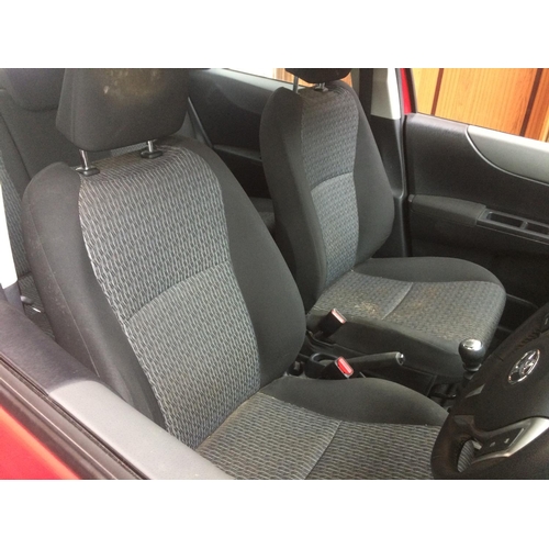 18 - A RED 2013 TOYOTA YARIS 5 DOOR HATCHBACK, PETROL, 6 SPEED MANUAL, 18,500 MILES, MOT 10/09/2019, CD S... 