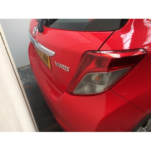 18 - A RED 2013 TOYOTA YARIS 5 DOOR HATCHBACK, PETROL, 6 SPEED MANUAL, 18,500 MILES, MOT 10/09/2019, CD S... 