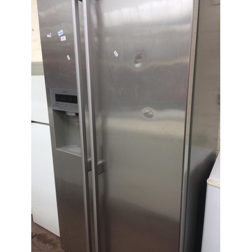 186 - A LARGE STAINLESS FRONTED LG AMERICAN STYLE LARDER FRIDGE FREEZER WITH WATER DISPENSER (W/O)